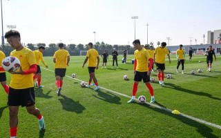 北京时间晚9点半在卡塔尔大学进行小组赛首轮与塔吉克斯坦队赛前的最后一次训练